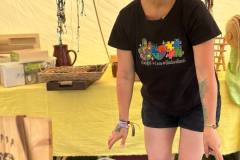 Lili beim Auspacken